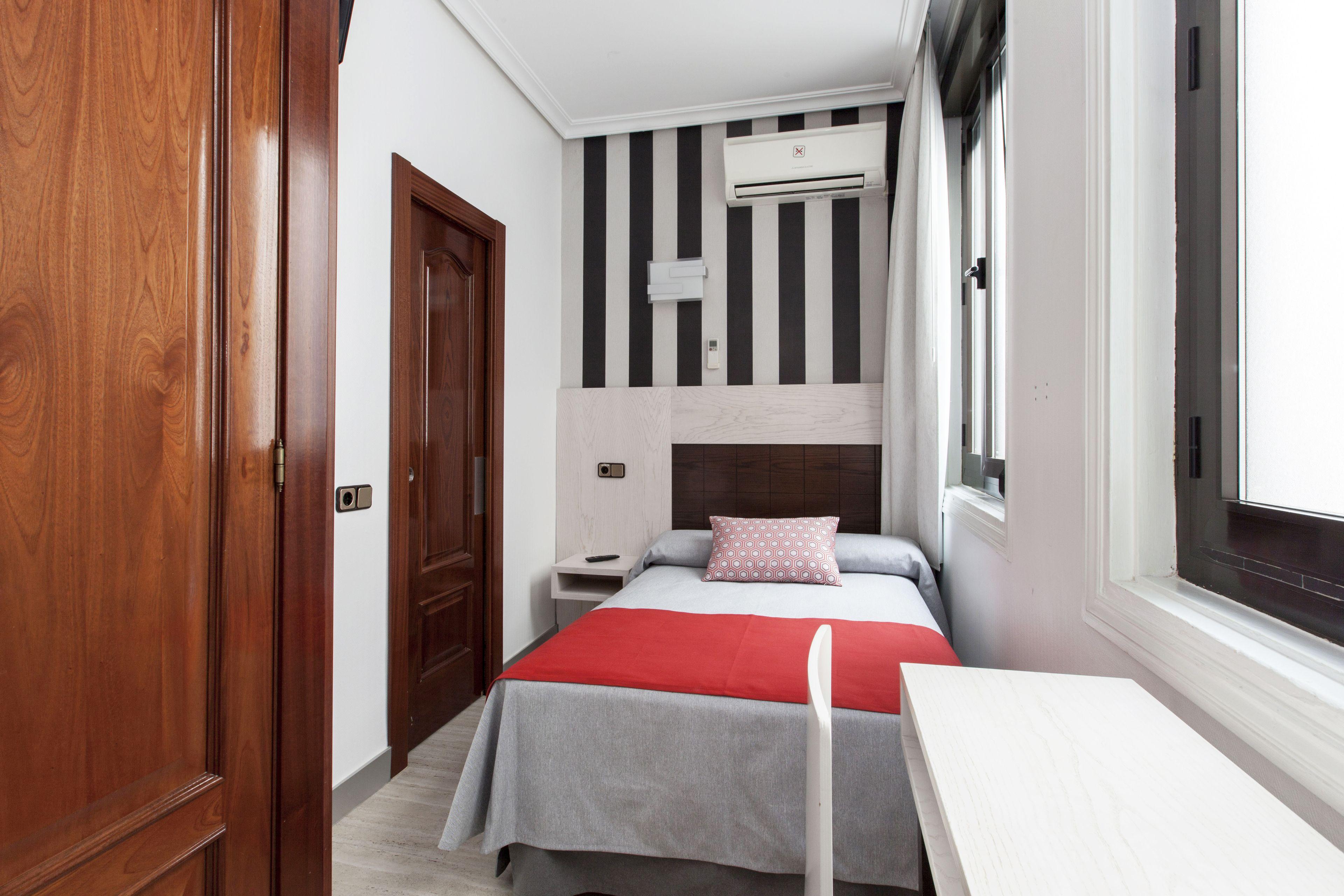 Hostal Castilla I Atocha — Foto 1